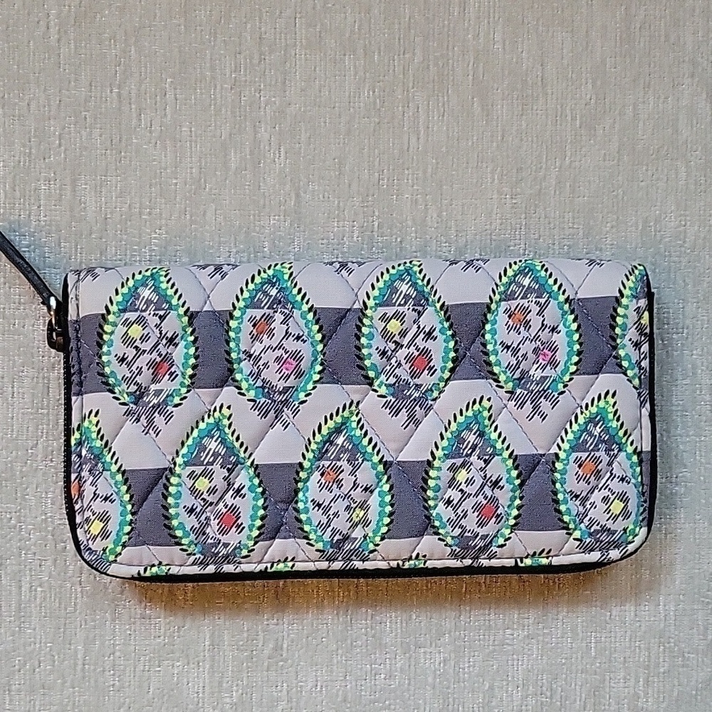 VERA BRADLEY NWT quilted RFID Georgia zip around wallet.  8" x 4"